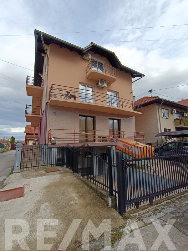 Dvije etaže sa tri funkcionalna stana u četverospratnoj kući 21