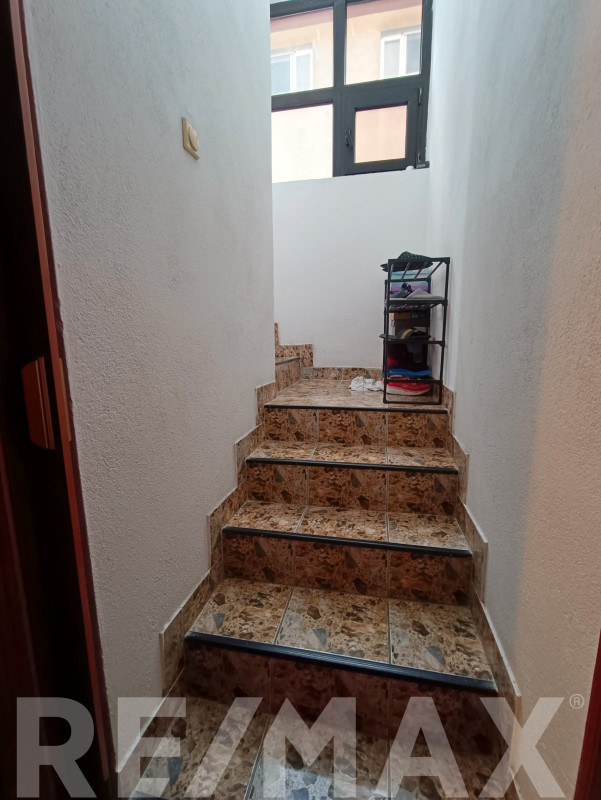 Dvije etaže sa tri funkcionalna stana u četverospratnoj kući 13