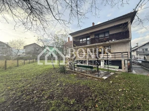 Kuća sa okućnicom u Vitezu