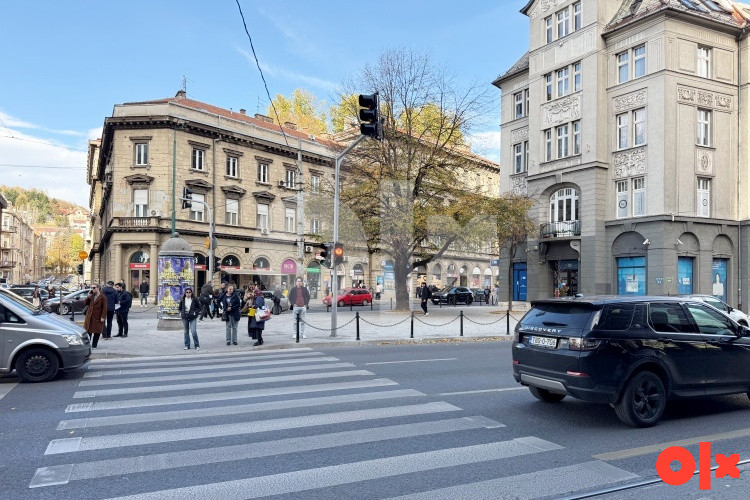 Renoviran i namješten stan u zgradi Marijin Dvor, Centar
