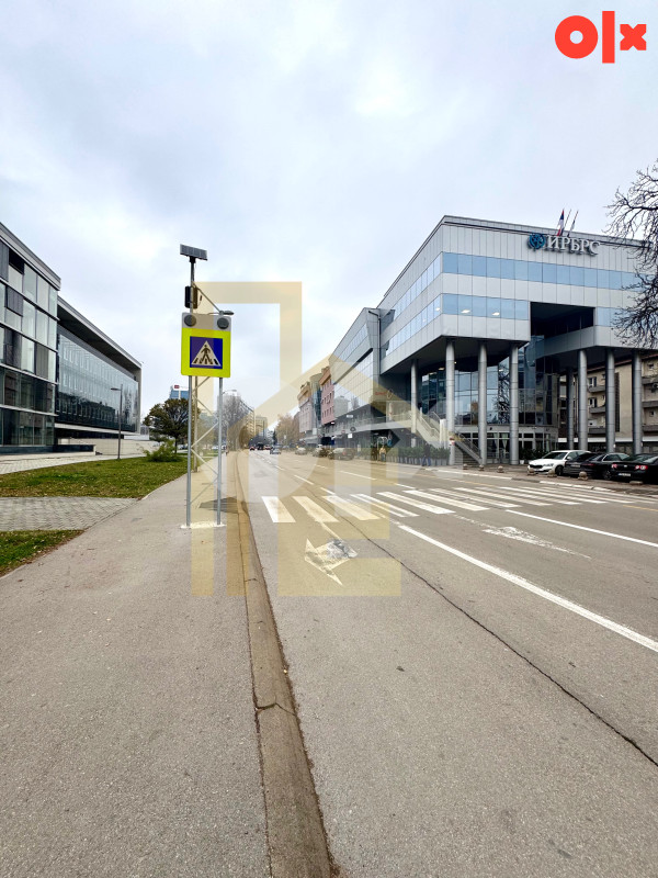Na prodaju luksuzan trosoban stan u centru grada 25