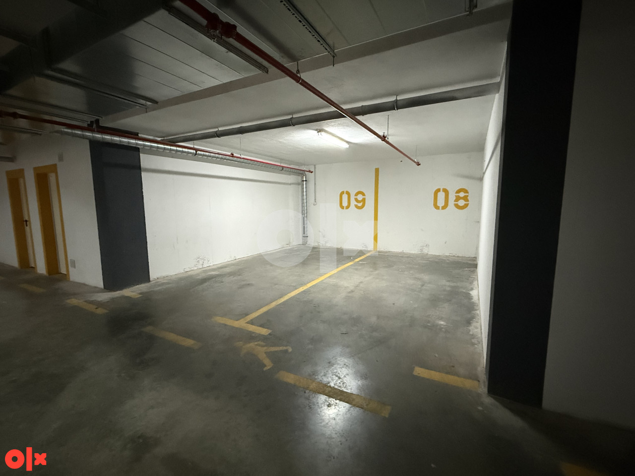 Izdajem dva parking mjesta i ostavu