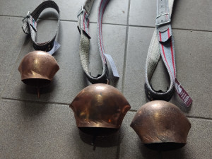 OVRATNIK OGLAV KAIŠ SA ZVONOM ZVONO  ZA KOZU KRAVU JUNICU I TELE