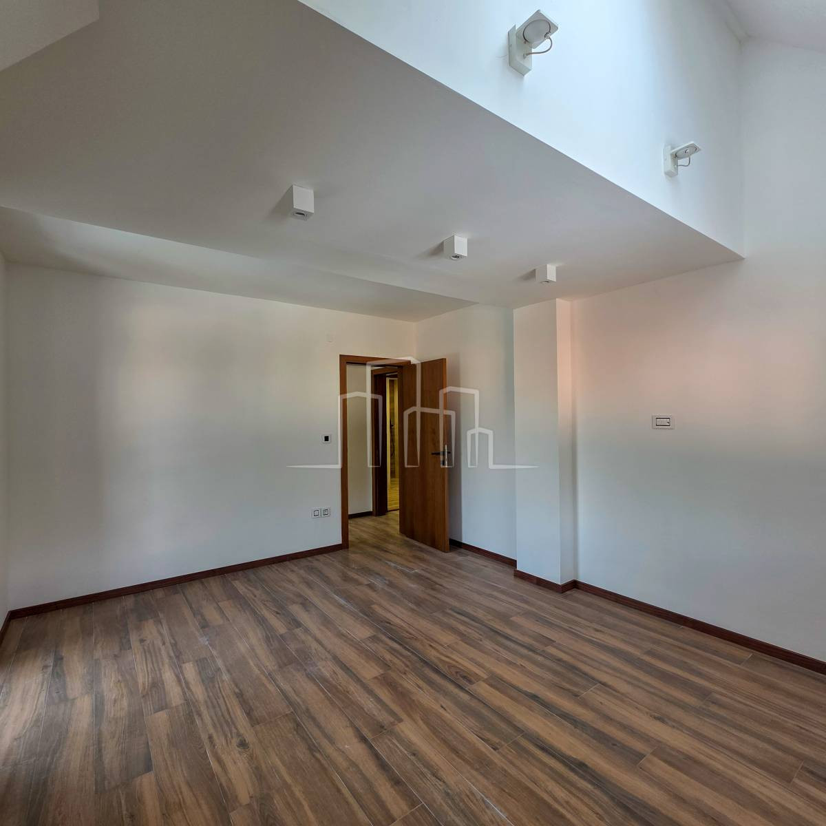 Komforan apartman sa dvije spavaće sobe 79m2 Dvorišta 17