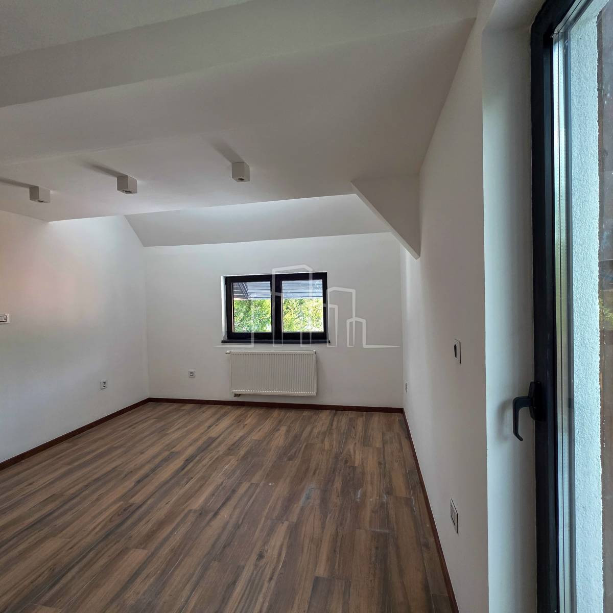 Komforan apartman sa dvije spavaće sobe 79m2 Dvorišta 18