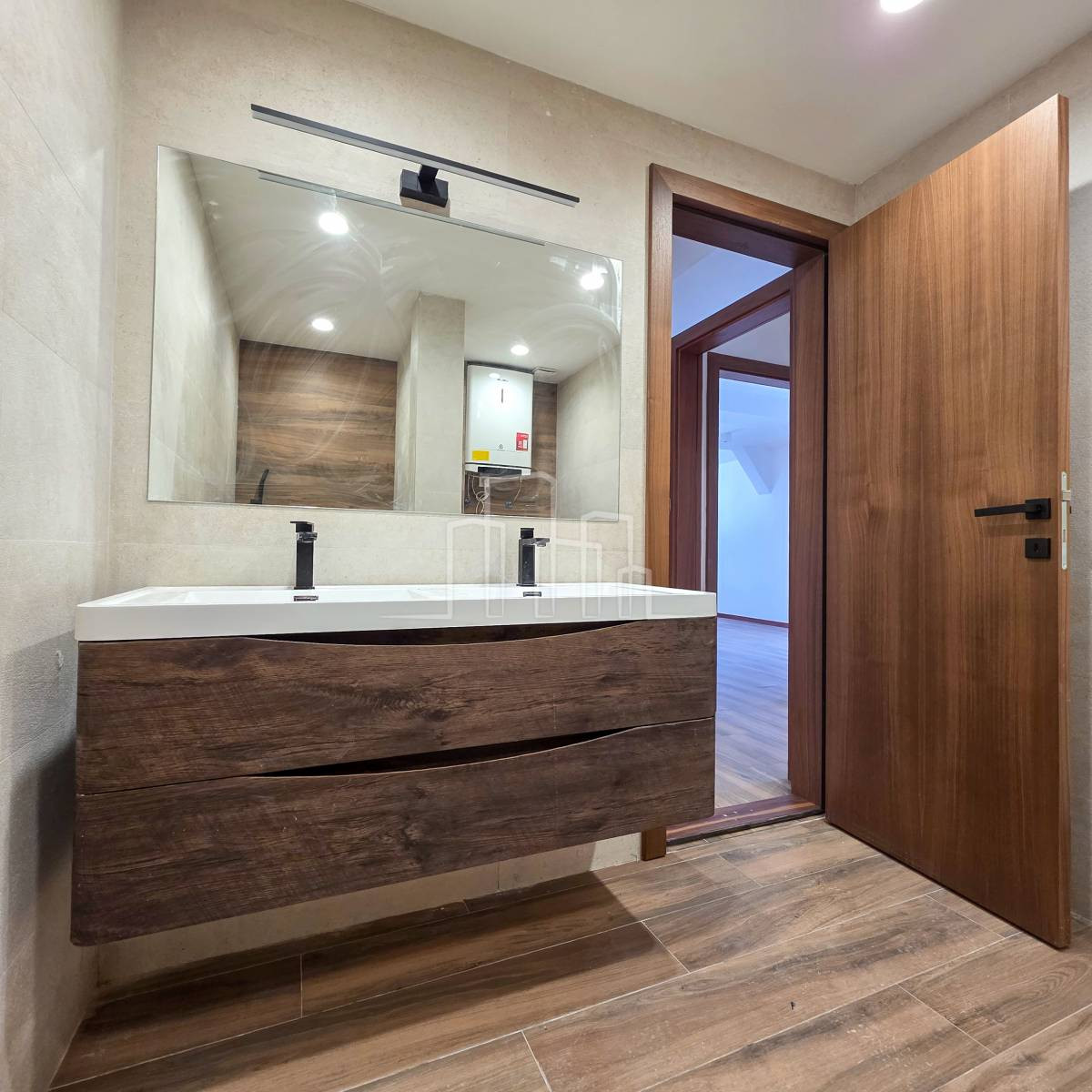 Komforan apartman sa dvije spavaće sobe 79m2 Dvorišta 30