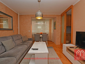 Trosoban renoviran namjesten stan 61m2 Cengic Vila