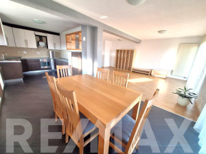 Trosoban namješten stan (sprat kuće) sa garažom i režijama 120m2