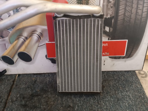 MALI HLADNJAK GRIJANJA 8E1820031 AUDI A4B8 KOKIC