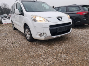 Peugeot partner tepee prednji branik 2011