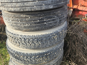 Gume točkovi 11 R 22.5 sa felgama