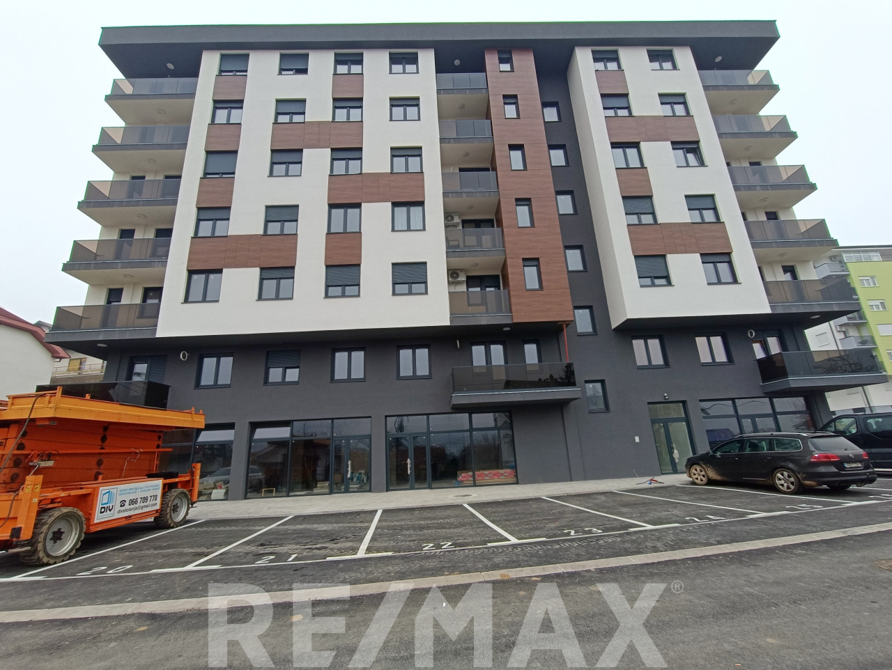 Poslovni prostori od 122m2-155m2 (ukupno 402m2) na Paprikovcu