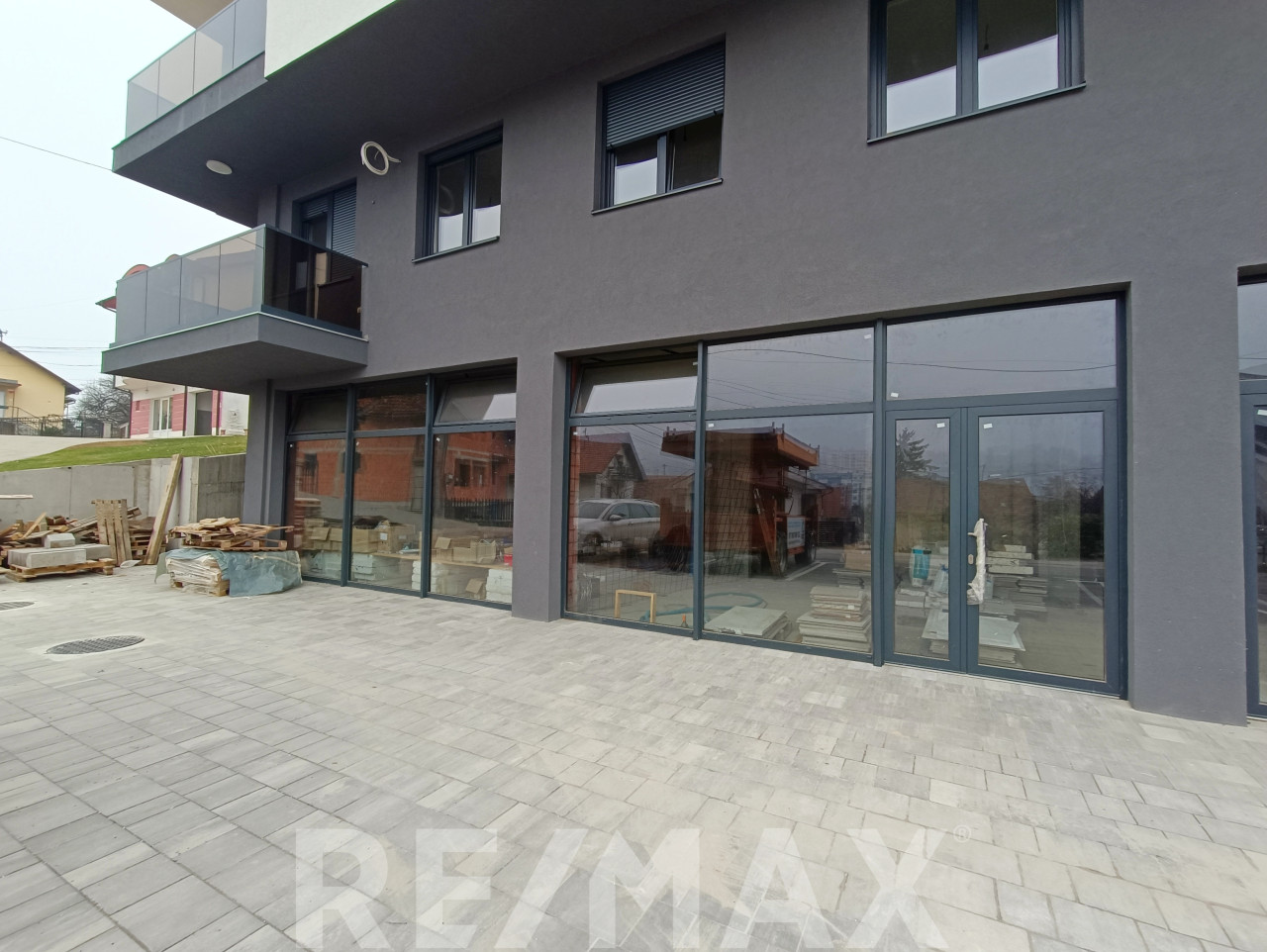 Poslovni prostori od 122m2-155m2 (ukupno 402m2) na Paprikovcu 4