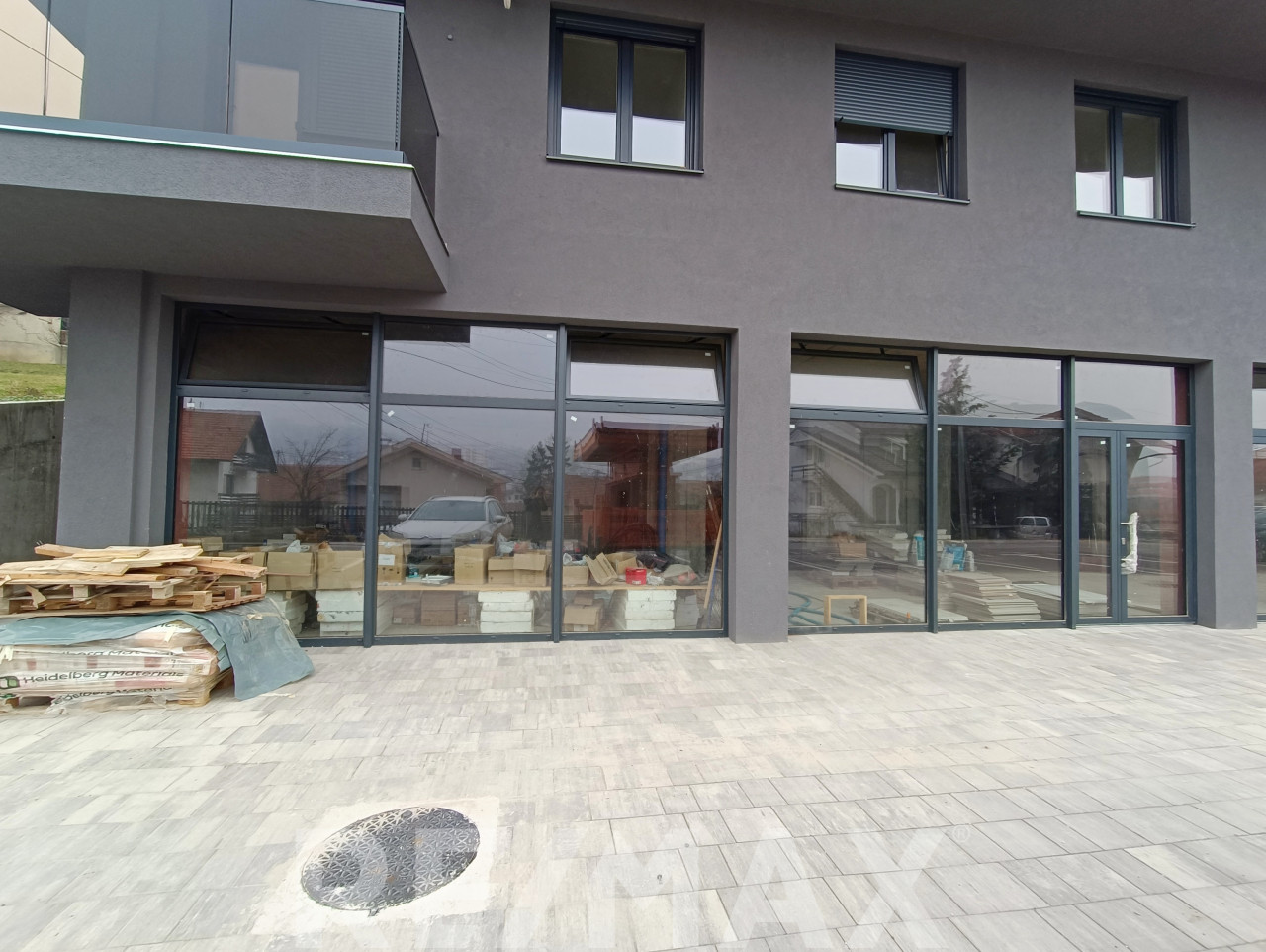 Poslovni prostori od 122m2-155m2 (ukupno 402m2) na Paprikovcu 5