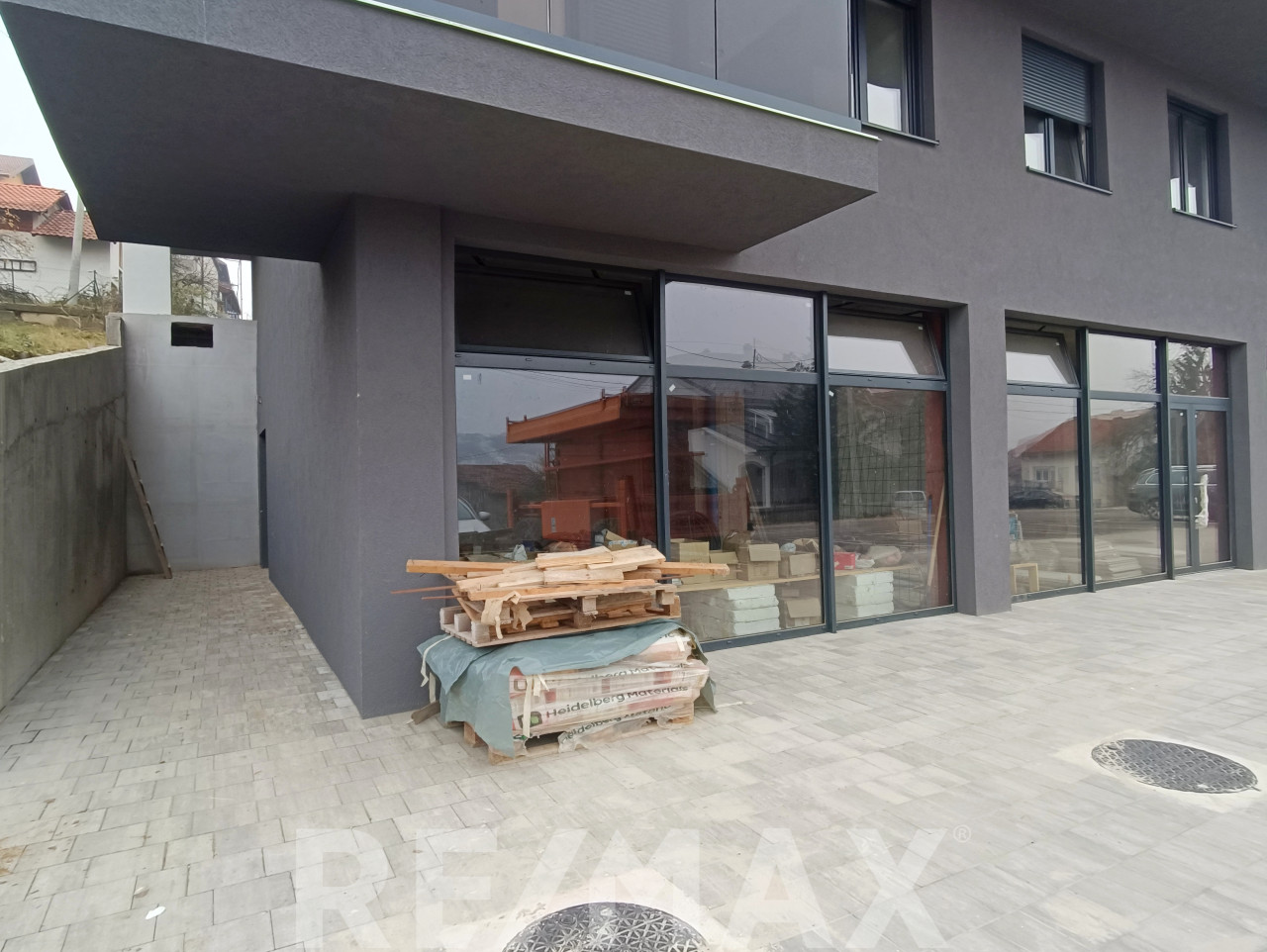 Poslovni prostori od 122m2-155m2 (ukupno 402m2) na Paprikovcu 6