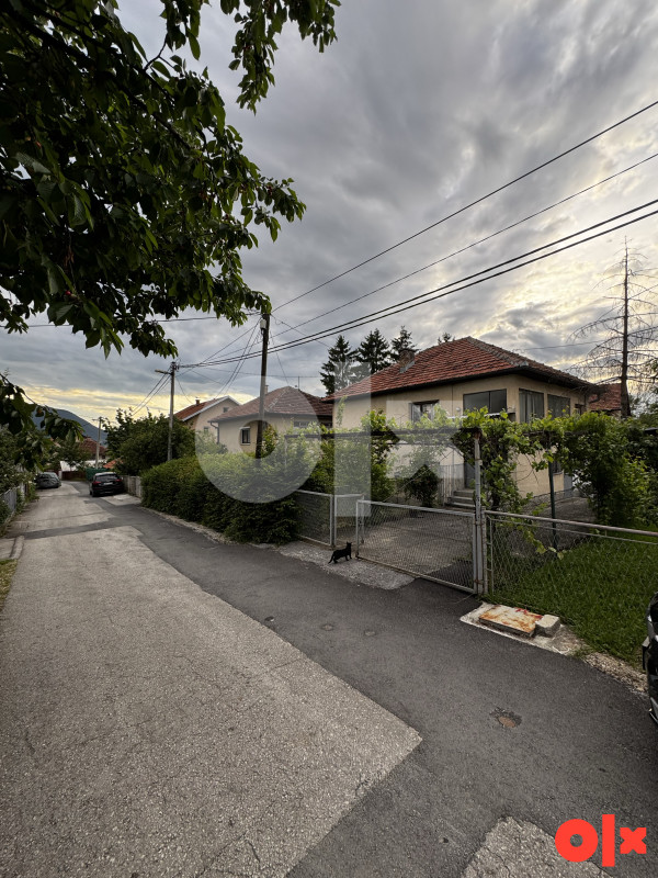 Dvospratna kuća sa dvorištem - Rajlovac / mirna ulica