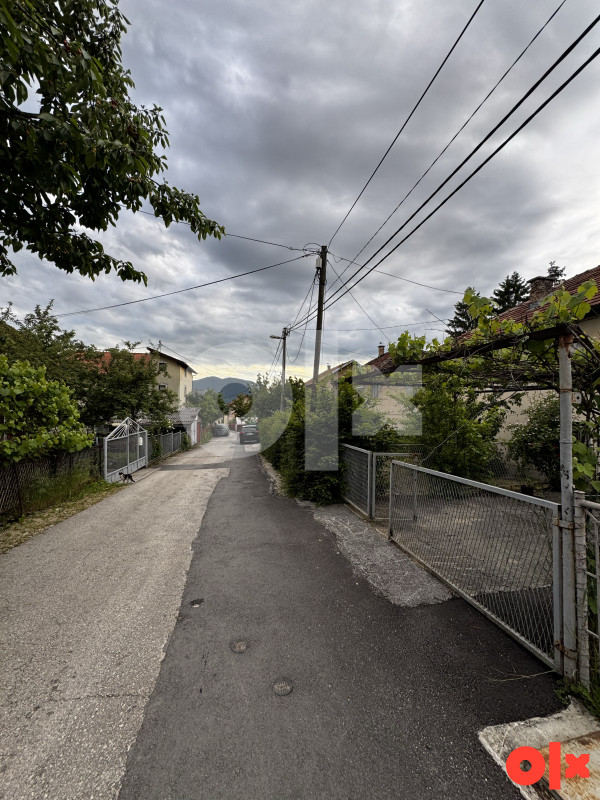 Dvospratna kuća sa dvorištem - Rajlovac / mirna ulica 2
