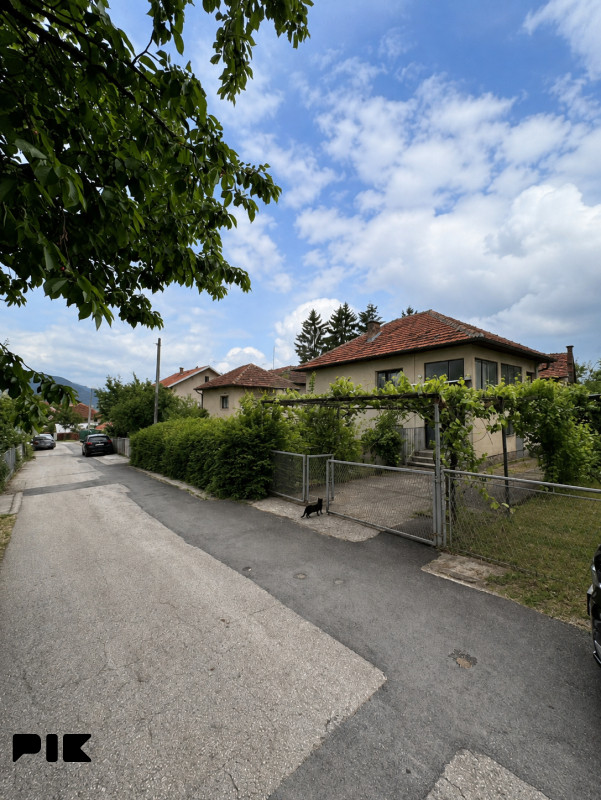 Kuća sa dvorištem na mirnoj lokaciji / Rajlovac photo 2