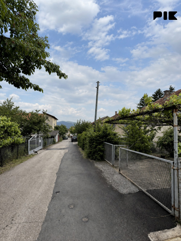 Kuća sa dvorištem na mirnoj lokaciji / Rajlovac photo 3