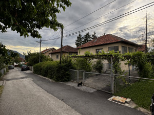 Dvospratna kuća sa dvorištem - Rajlovac / mirna ulica