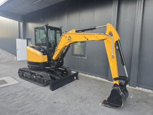 NOV SANY 3.5t Bager + puno opreme