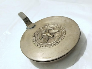 Vintage metalna posuda sa poklopcem reljef ptice antikvitet