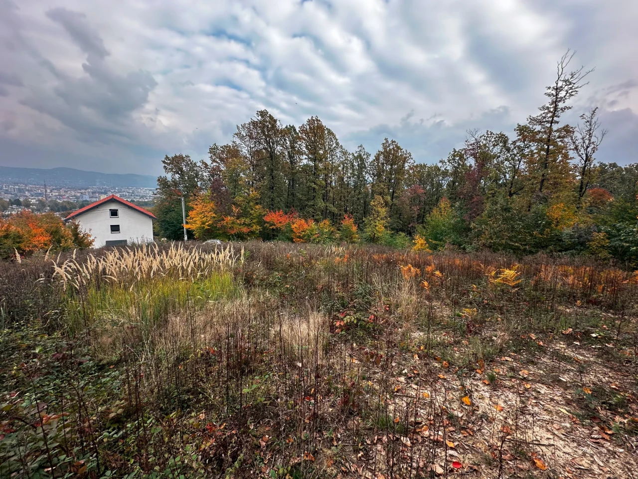 Građevinski plac na Pobrđu - 996 m2