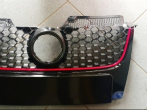 Golf 5 GTI maska prednja crvena linija
