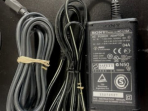 Adapter / mrežni punjač Sony AC-L15A
