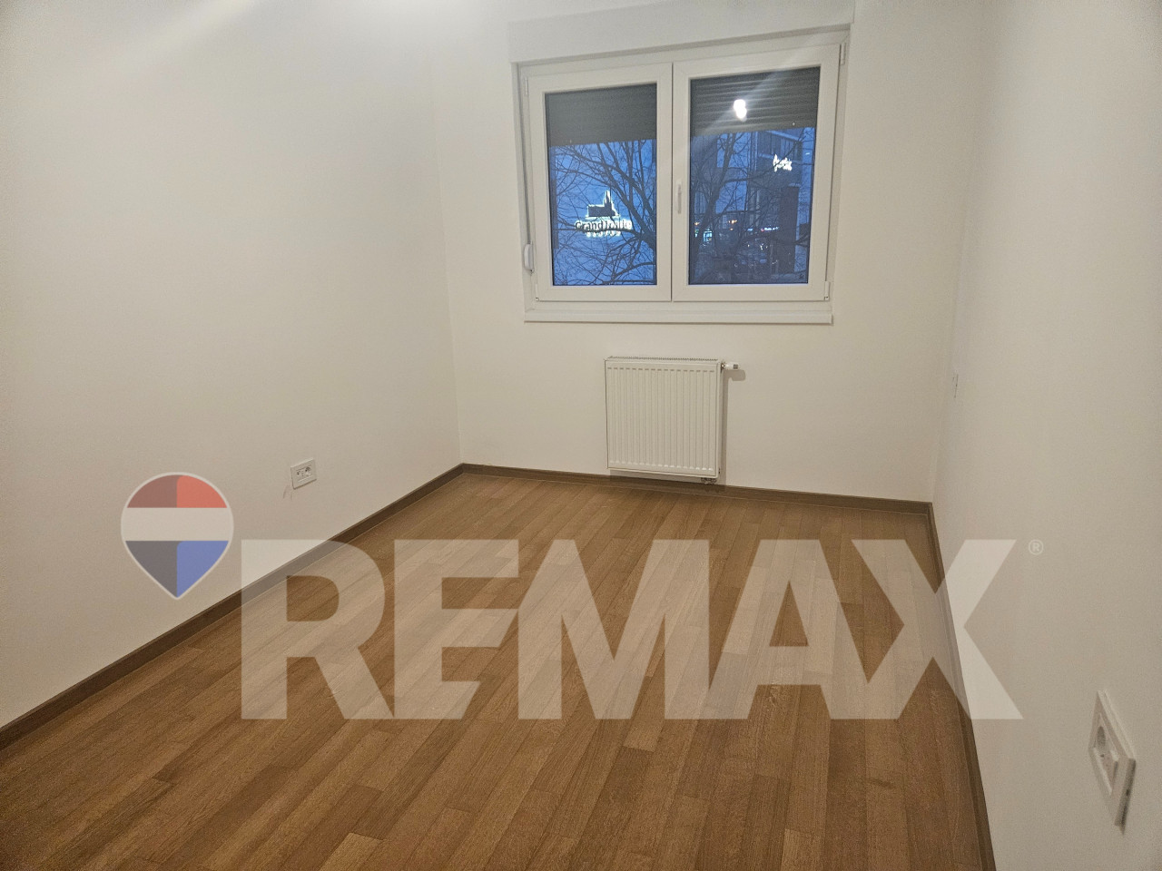Nov nenamješten stan 50m2 i garaža/Centar 2