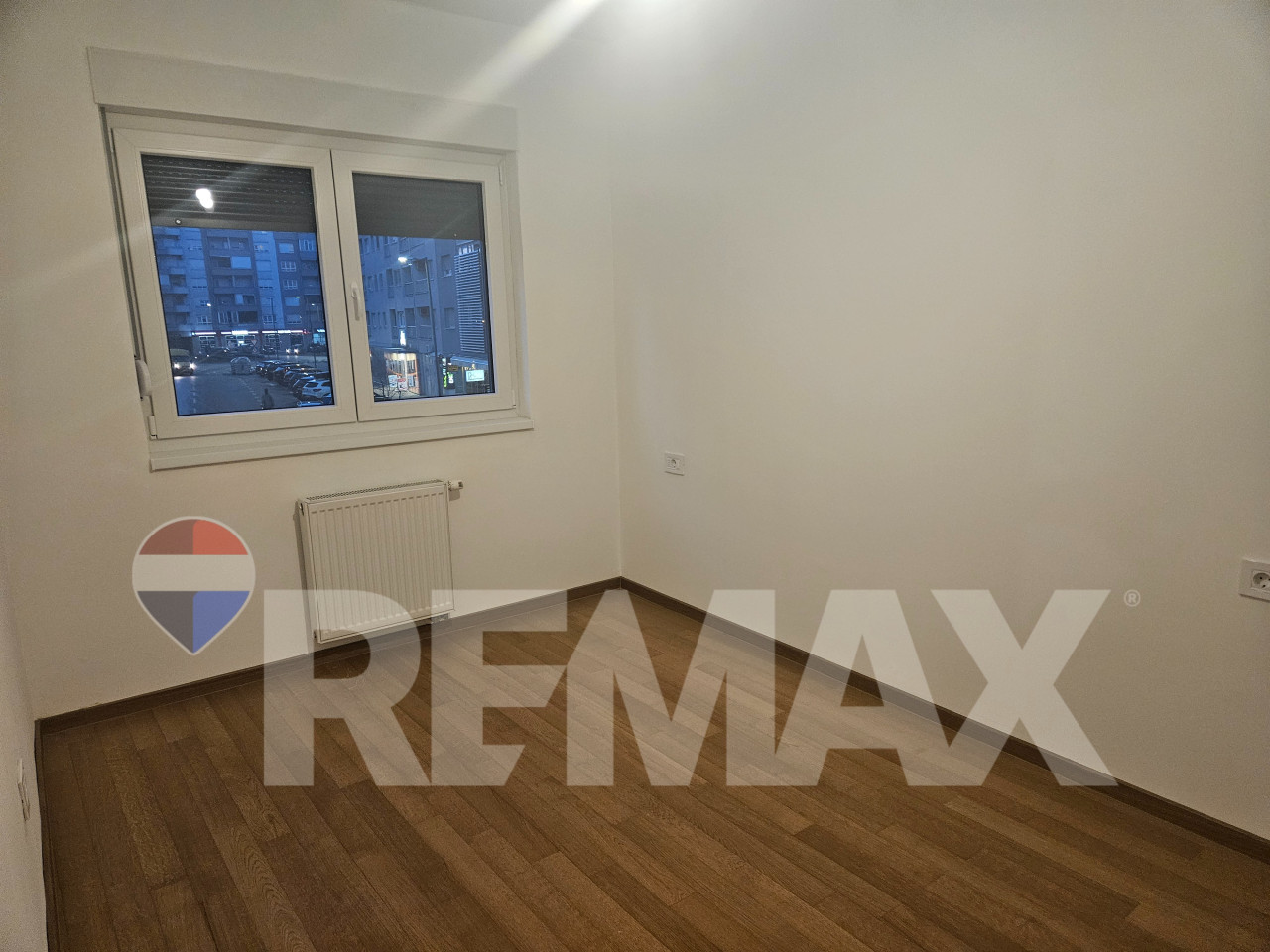 Nov nenamješten stan 50m2 i garaža/Centar 3