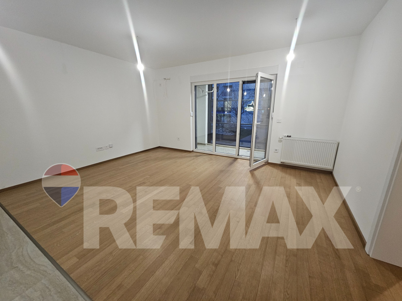 Nov nenamješten stan 50m2 i garaža/Centar