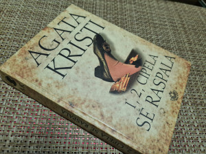 1, 2 cipela se raspala, Agata Kristi