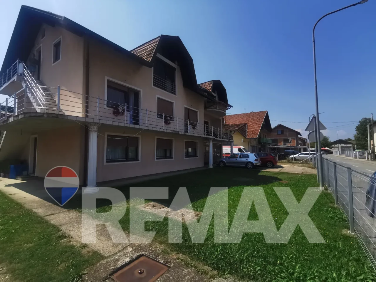 Stambeno-poslovni objekat na placu 1400m2 u Trnu 2