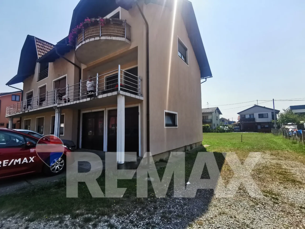 Stambeno-poslovni objekat na placu 1400m2 u Trnu 7