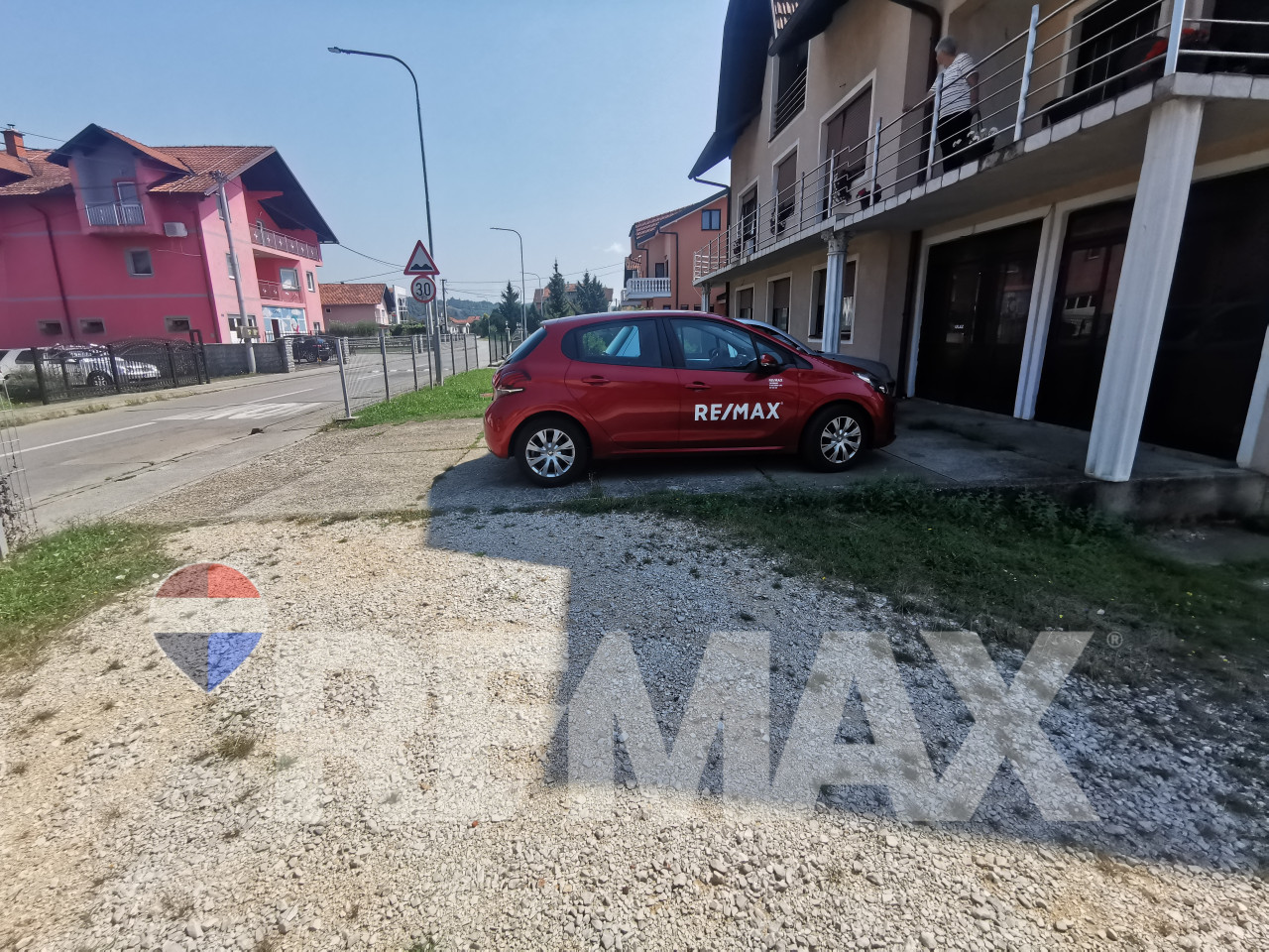 Stambeno-poslovni objekat na placu 1400m2 u Trnu 8