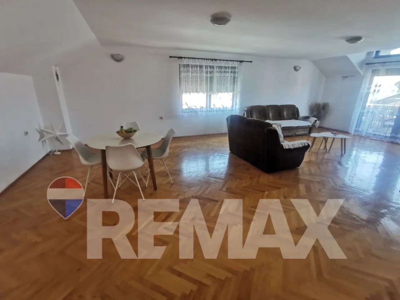 Stambeno-poslovni objekat na placu 1400m2 u Trnu 11
