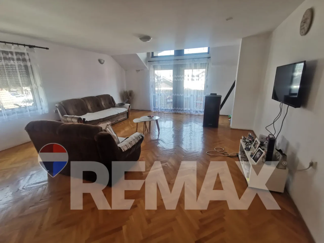Stambeno-poslovni objekat na placu 1400m2 u Trnu 12