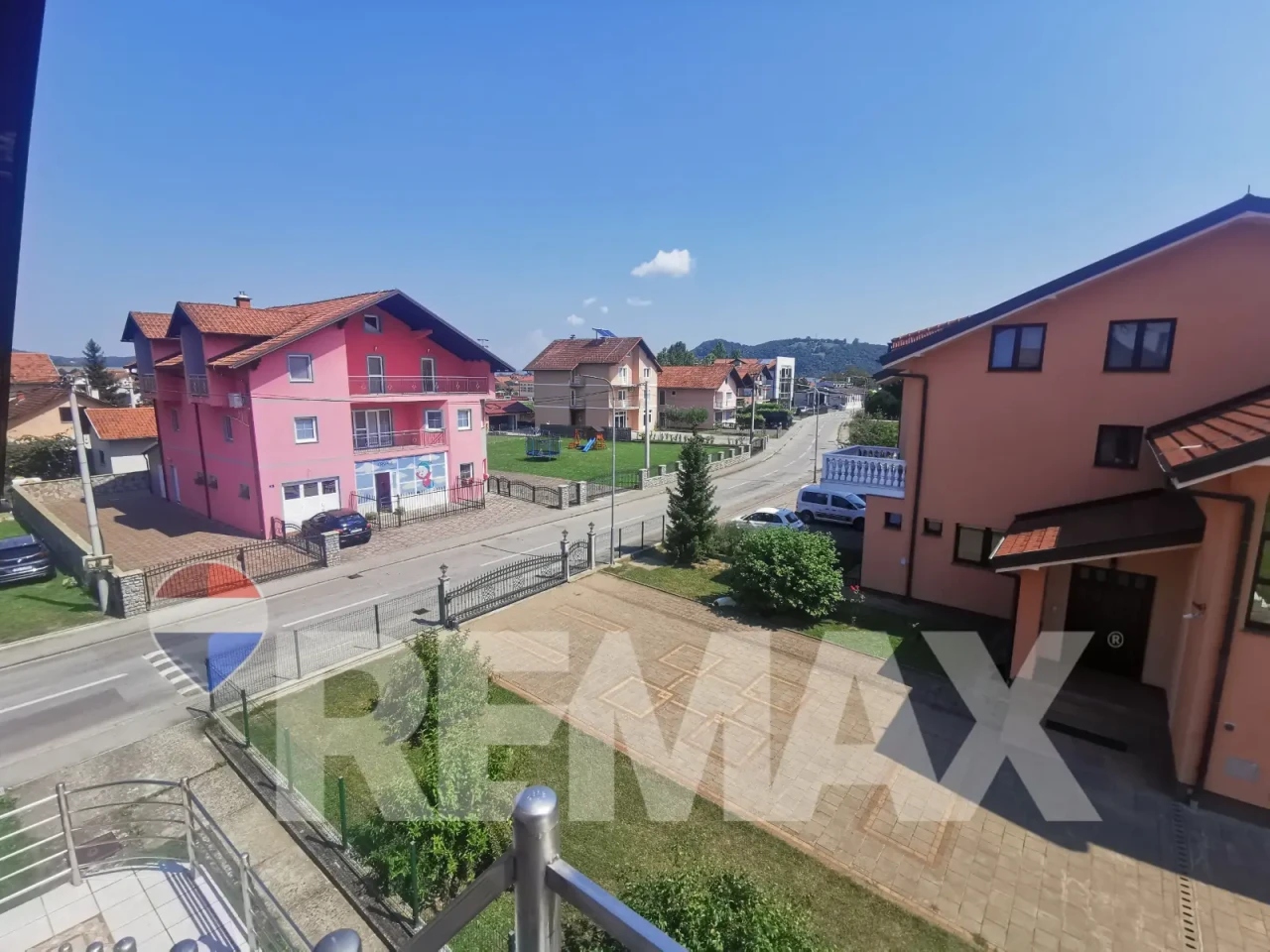 Stambeno-poslovni objekat na placu 1400m2 u Trnu 15