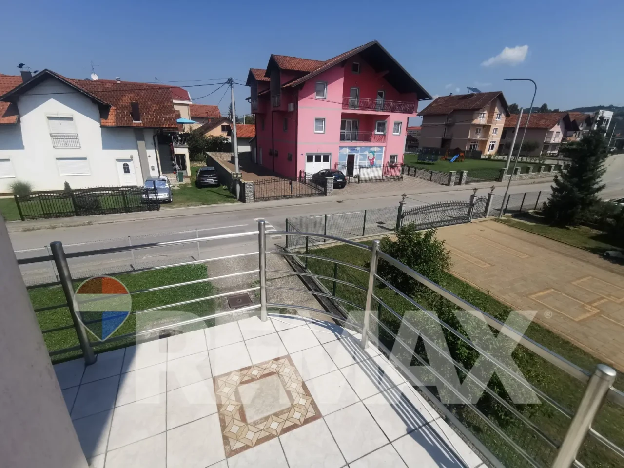 Stambeno-poslovni objekat na placu 1400m2 u Trnu 17