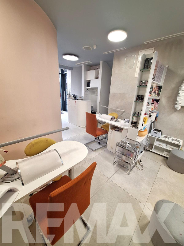 EKSKLUZIVNA prodaja poslovni prostor na tri etaže- CENTAR 7