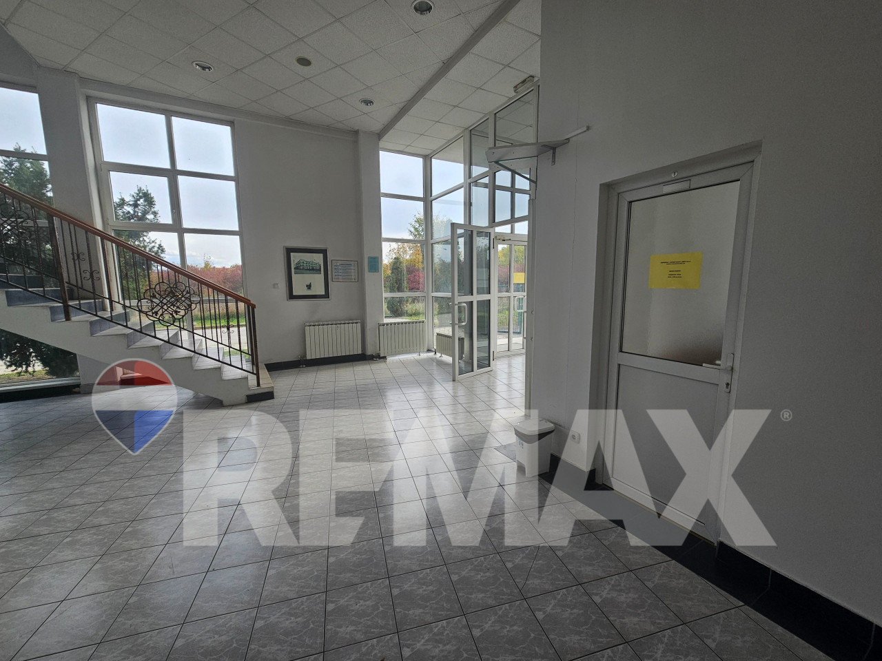Poslovni objekat 1242m2/parking/najam 3