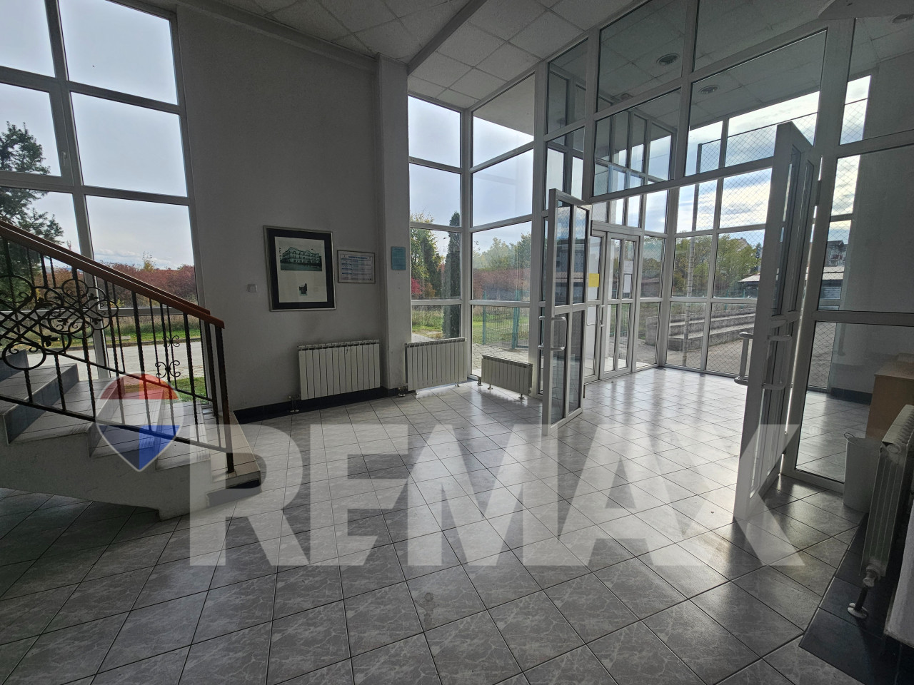 Poslovni objekat 1242m2/parking/najam 4