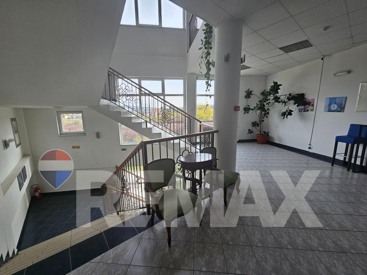 Poslovni objekat 1242m2/parking/najam 7