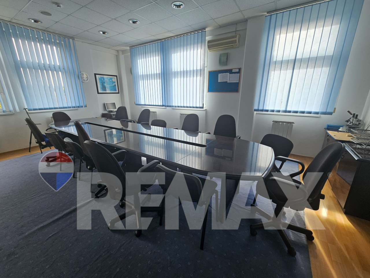 Poslovni objekat 1242m2/parking/najam 8