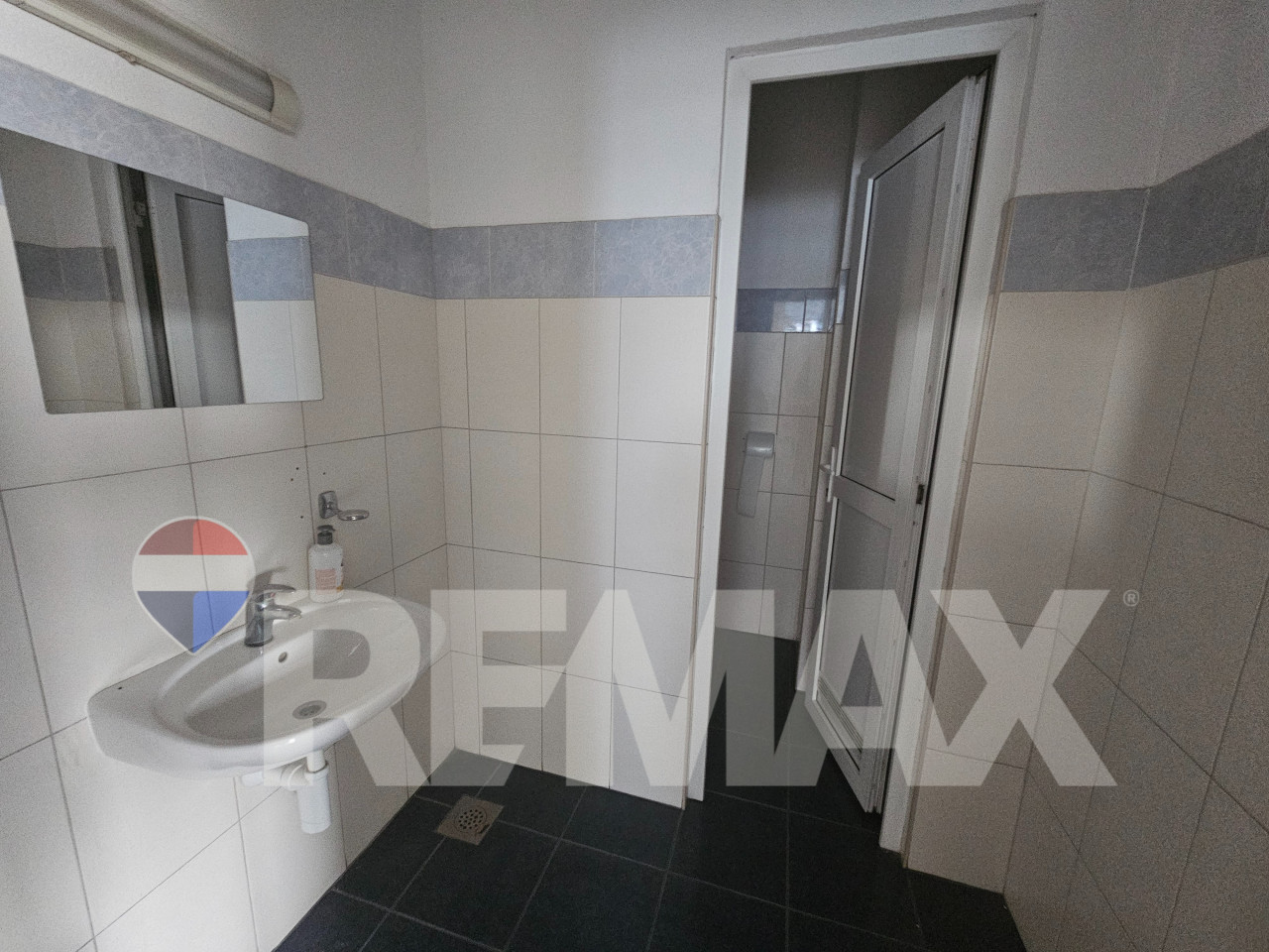 Poslovni objekat 1242m2/parking/najam 10