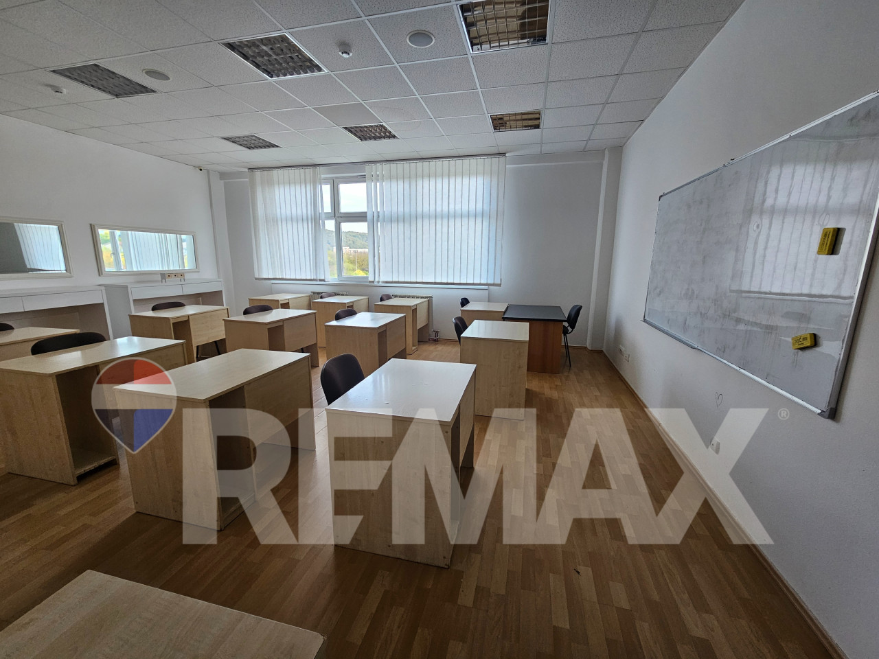 Poslovni objekat 1242m2/parking/najam 13