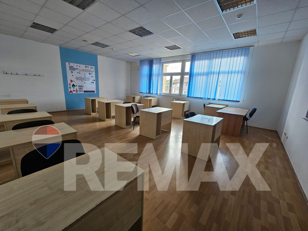 Poslovni objekat 1242m2/parking/najam 15