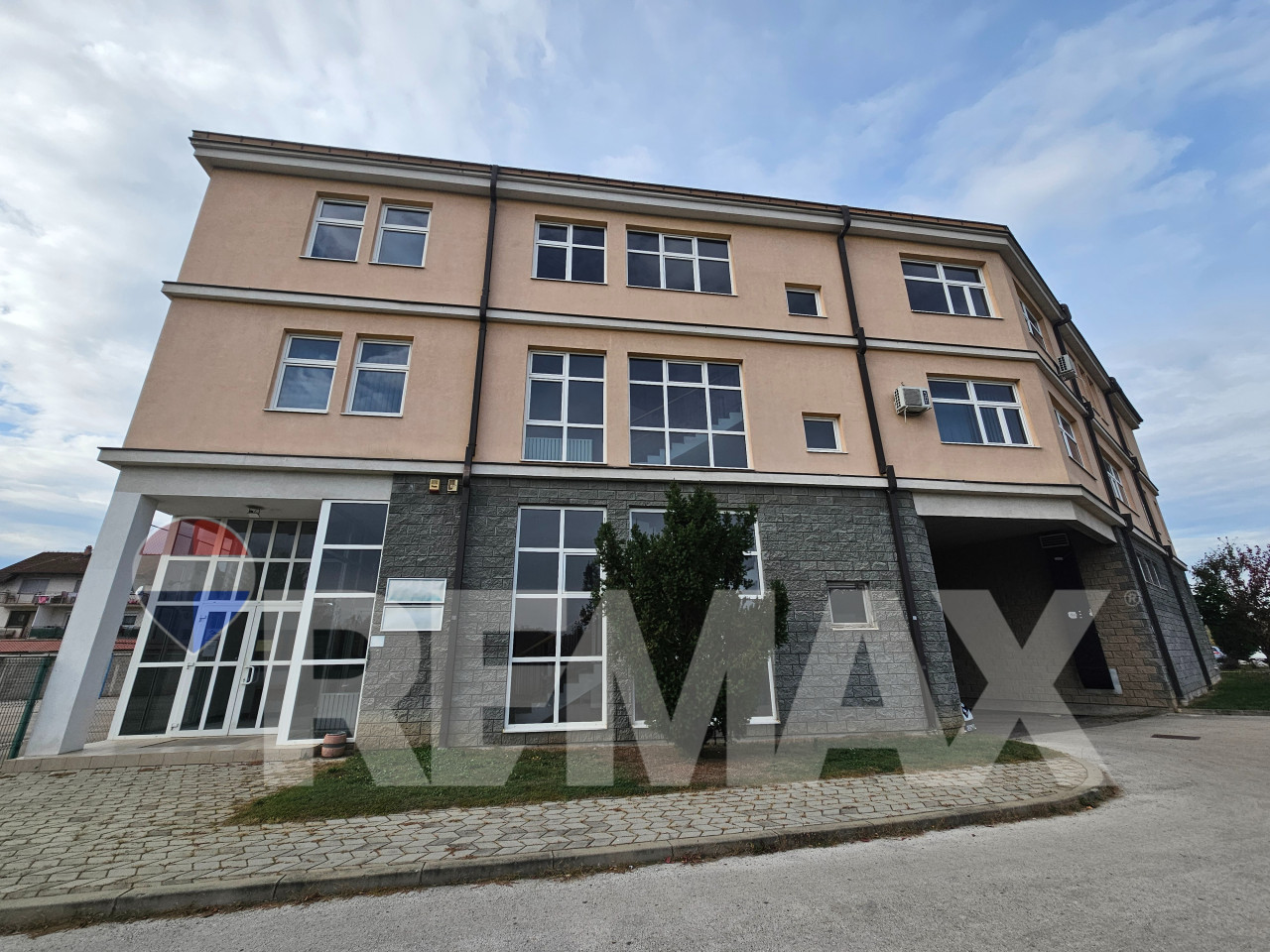 Poslovni objekat 1242m2/parking/najam
