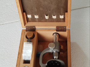 Mikroskop metalni edukativni u drvenoj kutiji sa dodacima